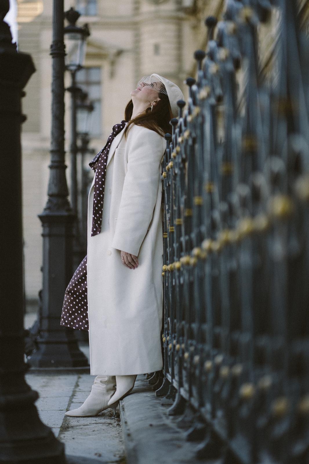 Oksana Katerynych, silhouette complète, colonnade du Louvre